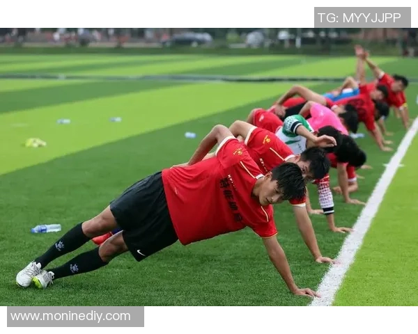 哈维西蒙斯崭露头角引领足球新潮流展现无限潜力与未来可能性 哈维西蒙斯崭露头角引领足球新潮流展现无限潜力与未来可能性